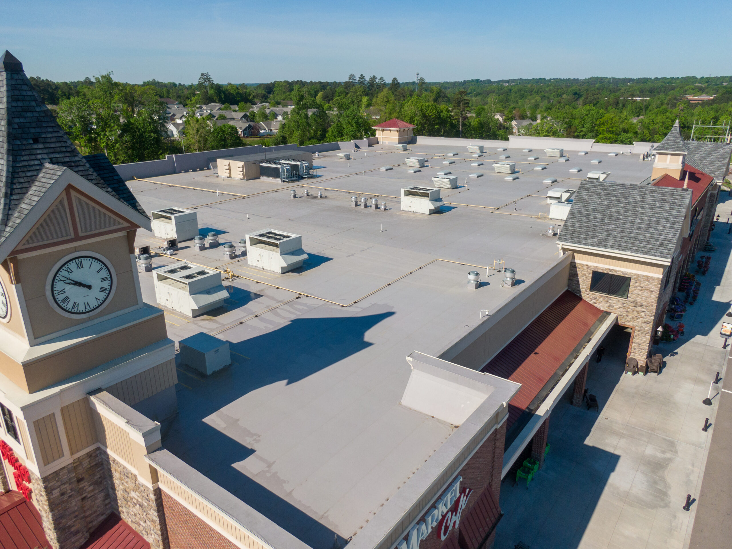 Flat commercial roof with metal panels
