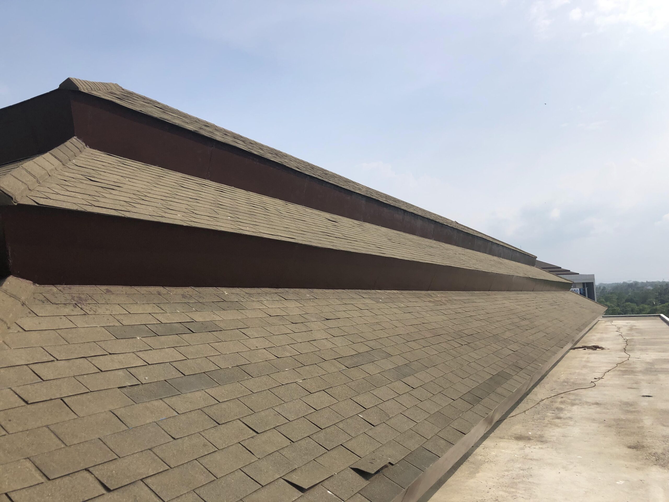 A close-up view of expertly installed high-quality asphalt roofing material.