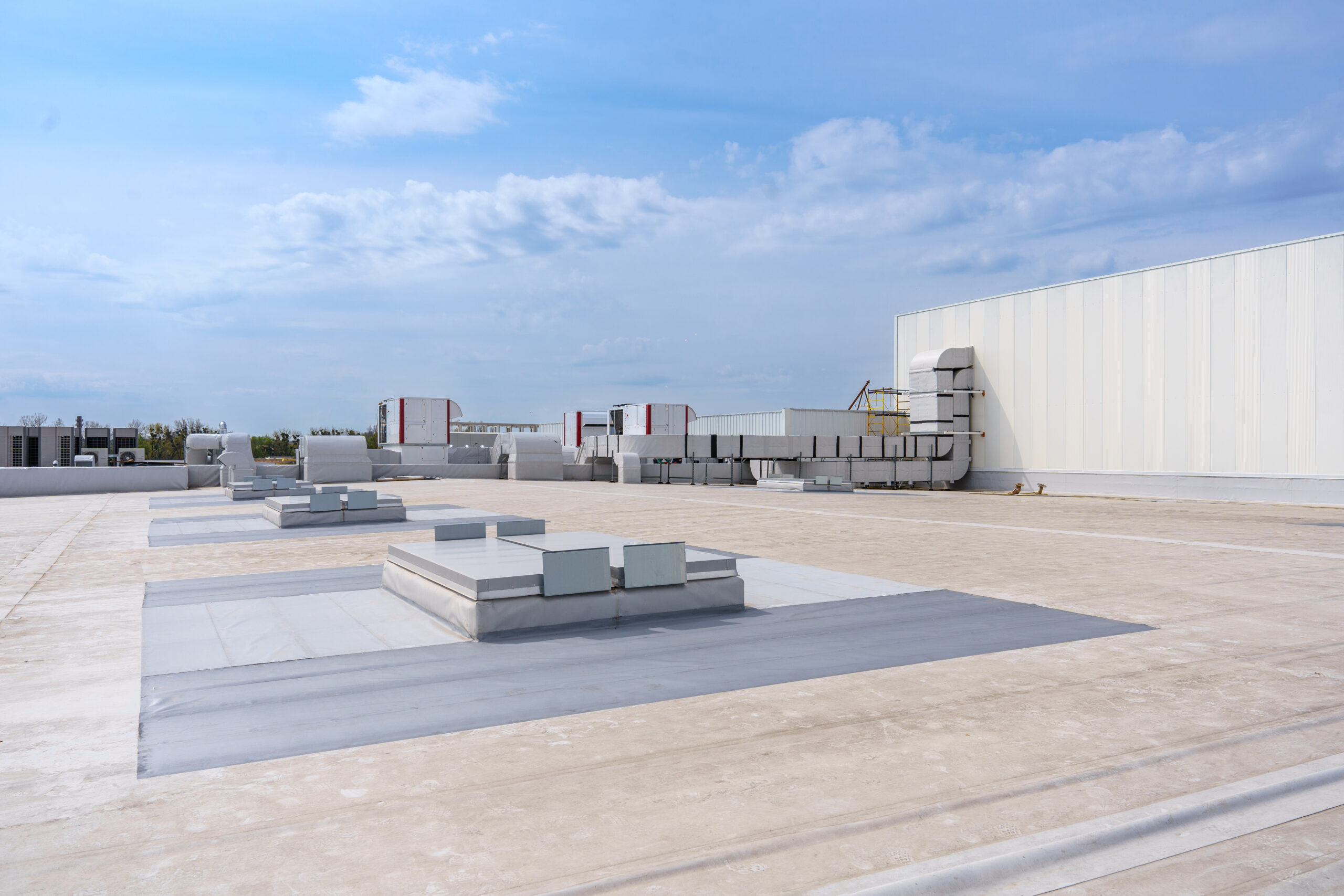 Flat roof with ventilation units